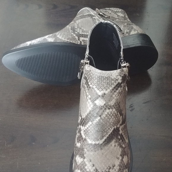NEW 🌺 Steve Madden Snakeskin Ankle Booties - Picture 5 of 8